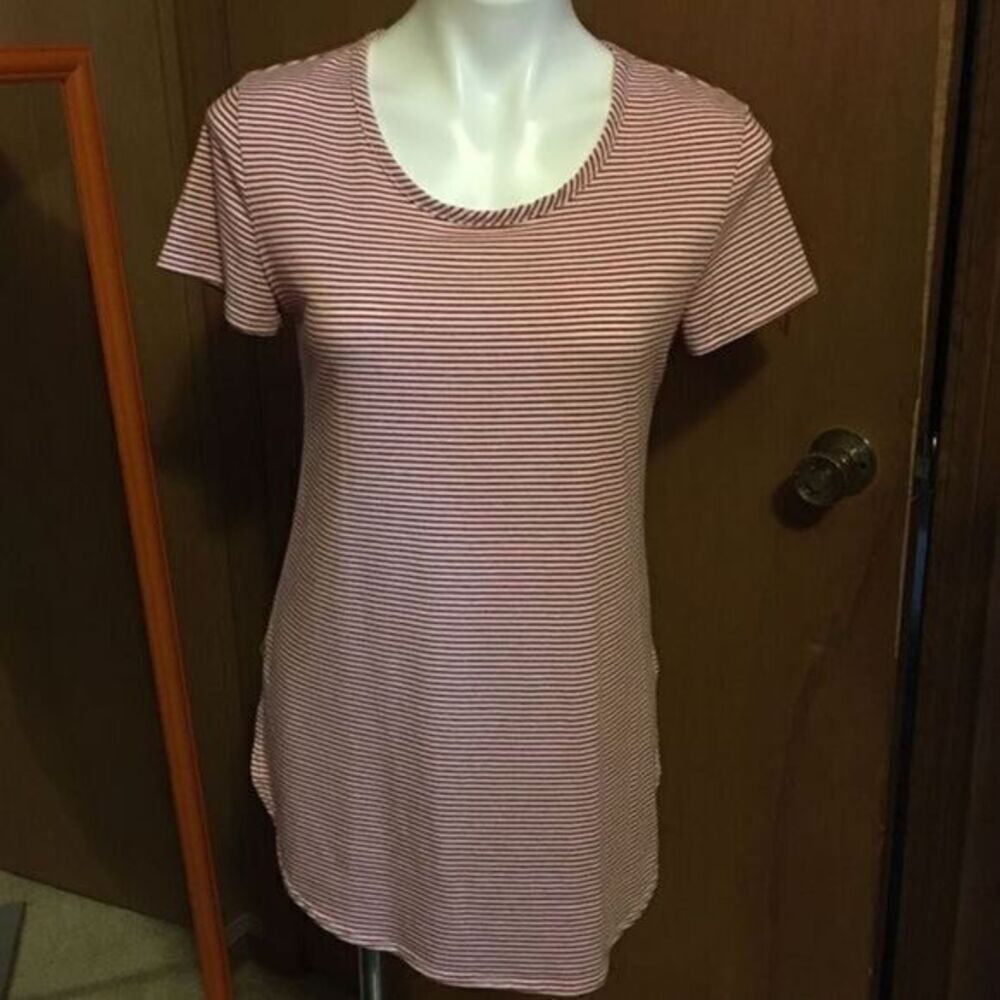Discreet Red and‎ White Basic Striped Top Size Large